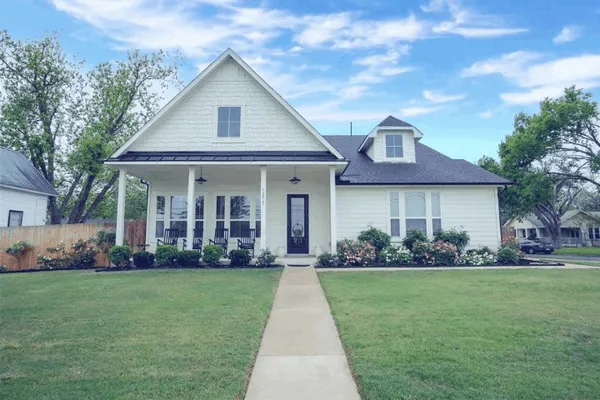 $3,200 | 1215 Davis Street, Taylor, TX 76574
