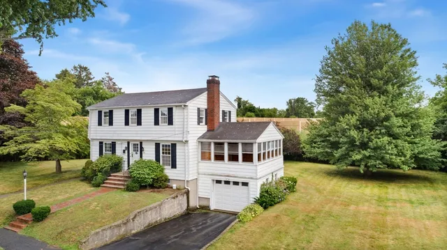 a view of a house with a yard