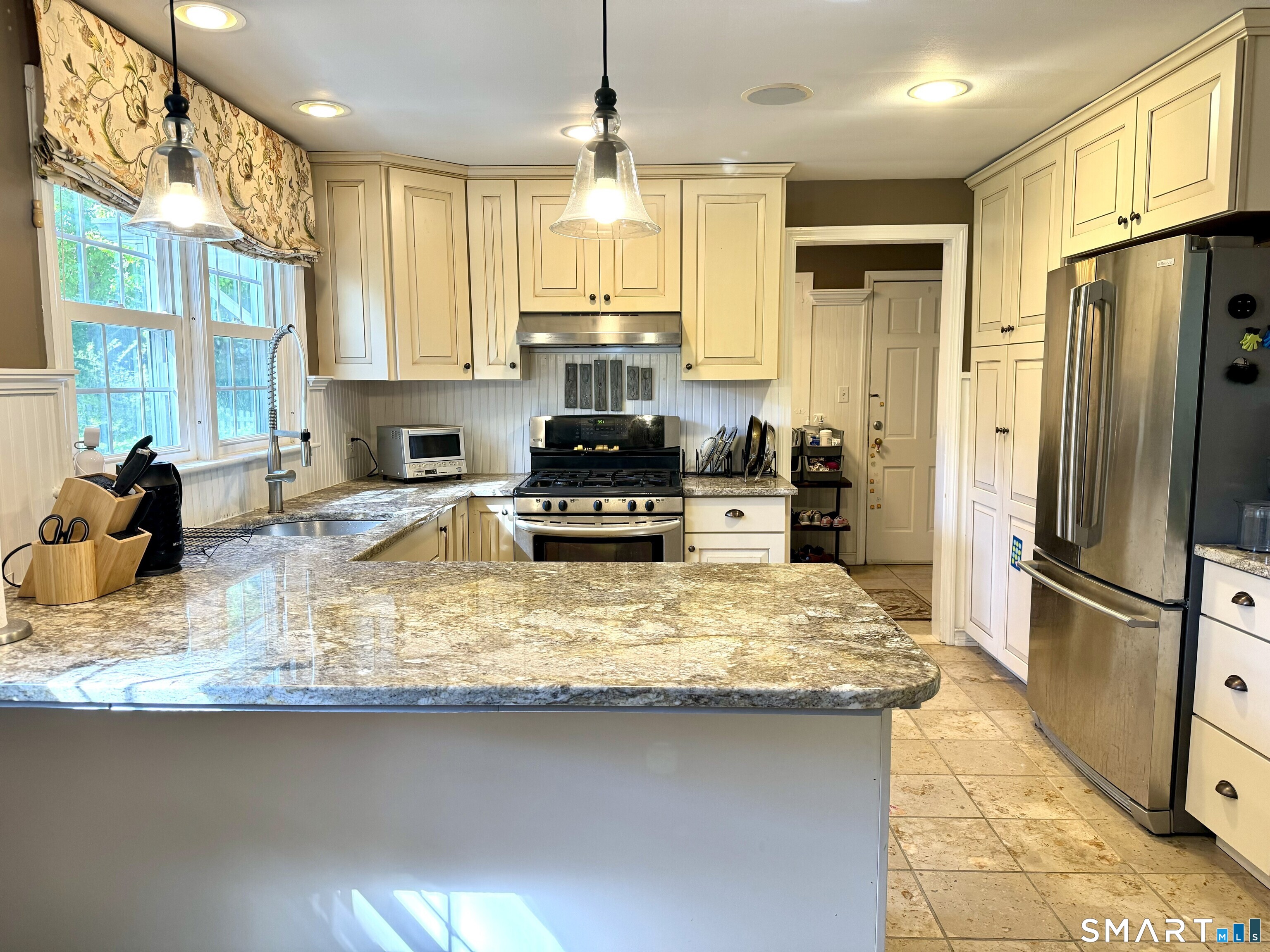 330 Ridge Road Hamden, CT 06517 - Photo 7 of 20