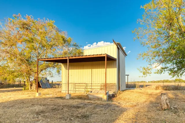 a view of back yard of the house
