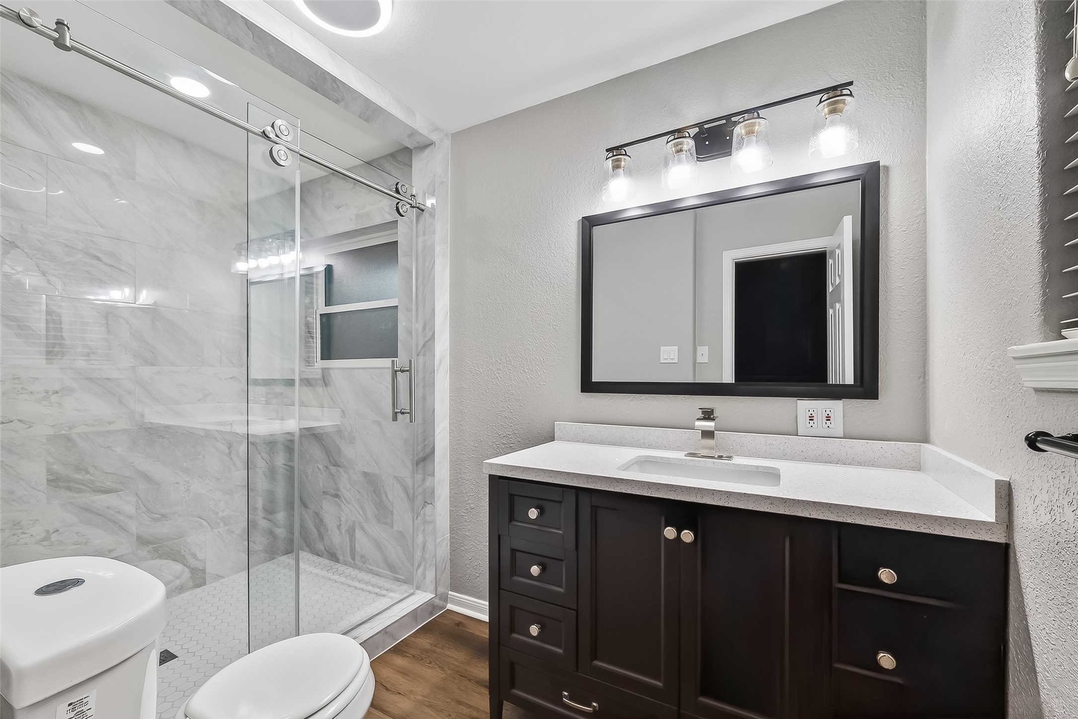 515 Maple Way Houston, TX 77015 - Photo 9 of 19 Primary bathroom