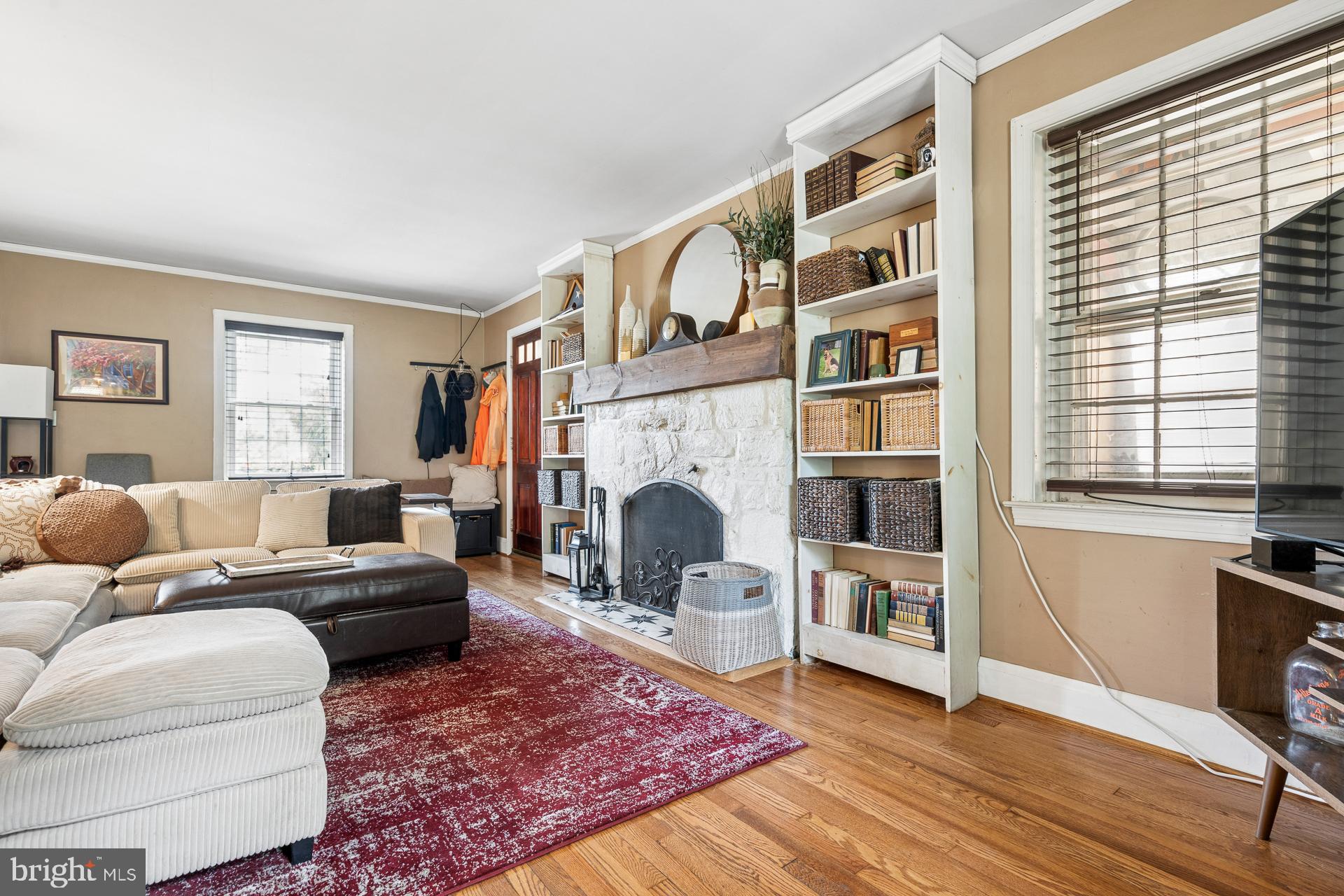 4308 Kensington Road Baltimore, MD 21229 - Photo 4 of 32 living room