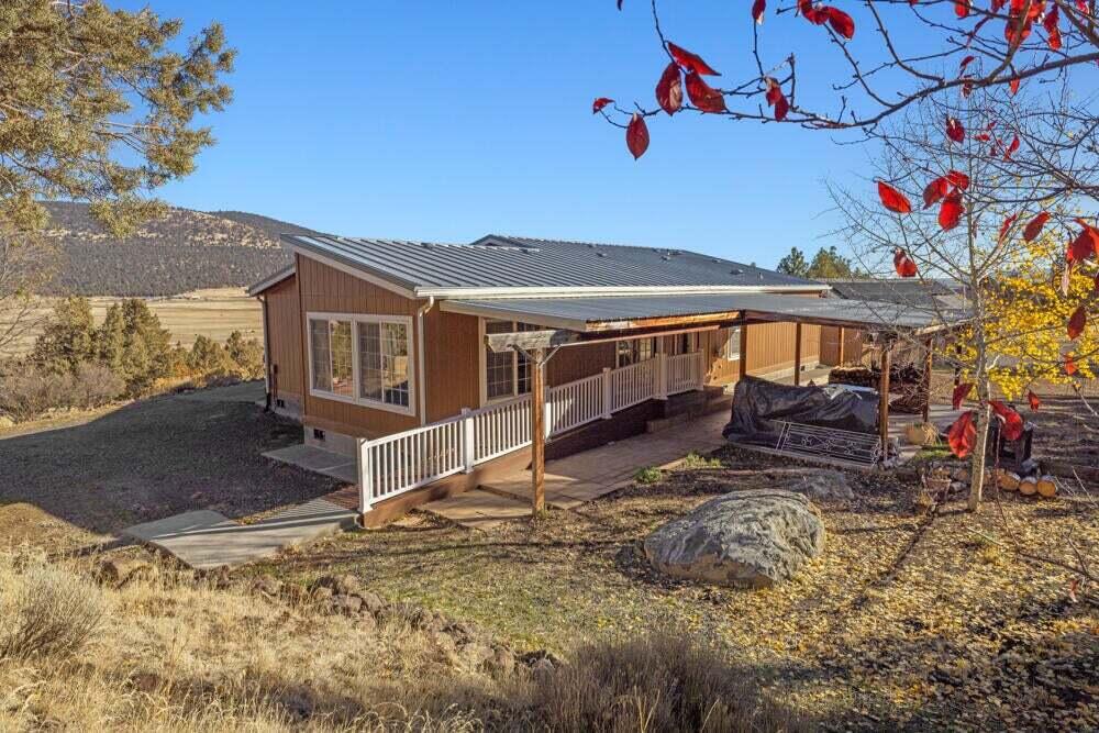 17550 South Poe Valley Road Klamath Falls, OR 97603 - Photo 37 of 59 a view of house with a tub