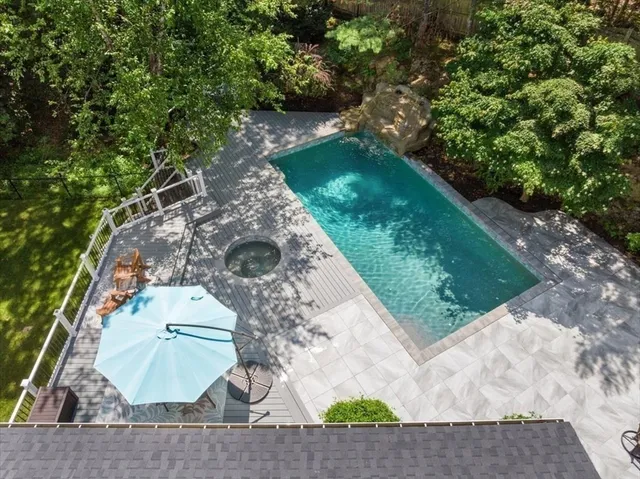 a view of a backyard