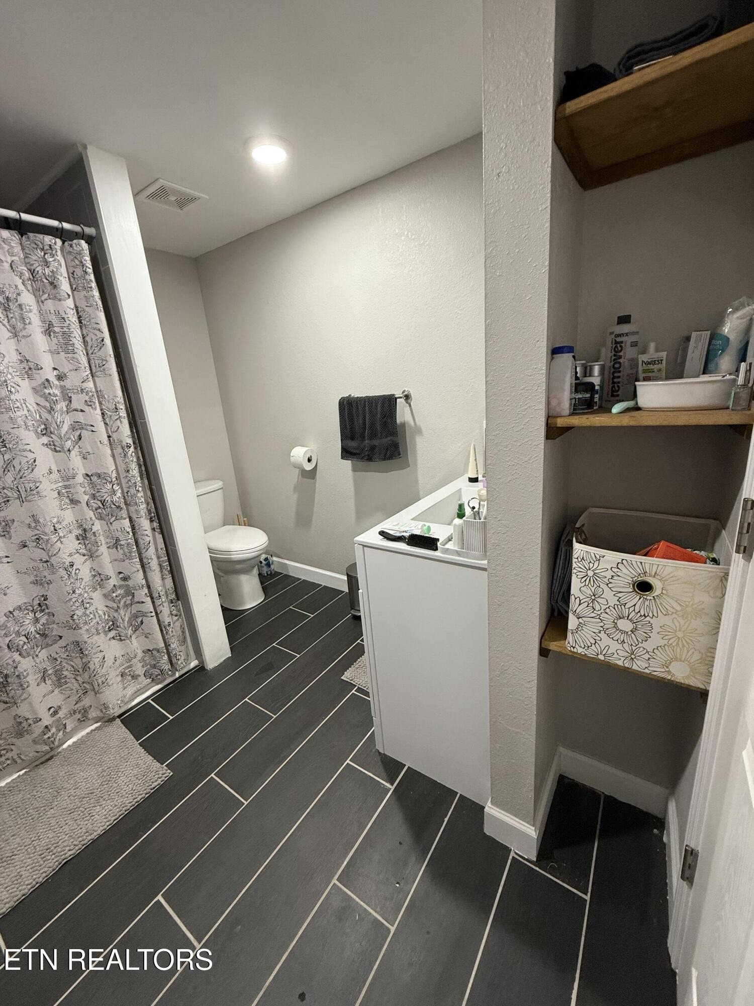 309 Hobson Road Kingston, TN 37763 - Photo 6 of 12 a bathroom with a toilet and a mirror