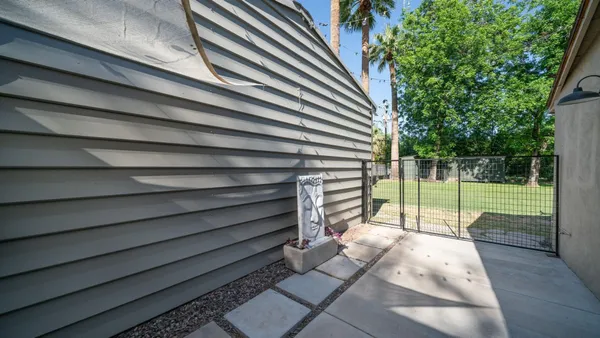 a view of a house with backyard and garden