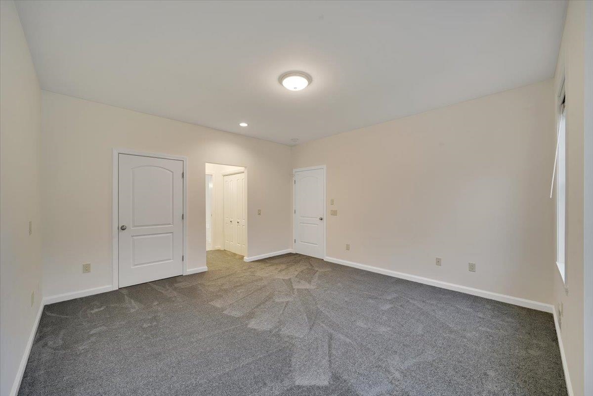 1448 Mountain View Road Williston, VT 05495 - Photo 8 of 37