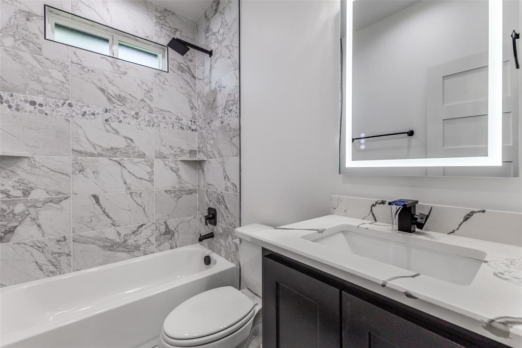 18508 Hickory Circle Kemp, TX 75143 - Photo 21 of 27 a bathroom with a sink toilet vanity and bathtub