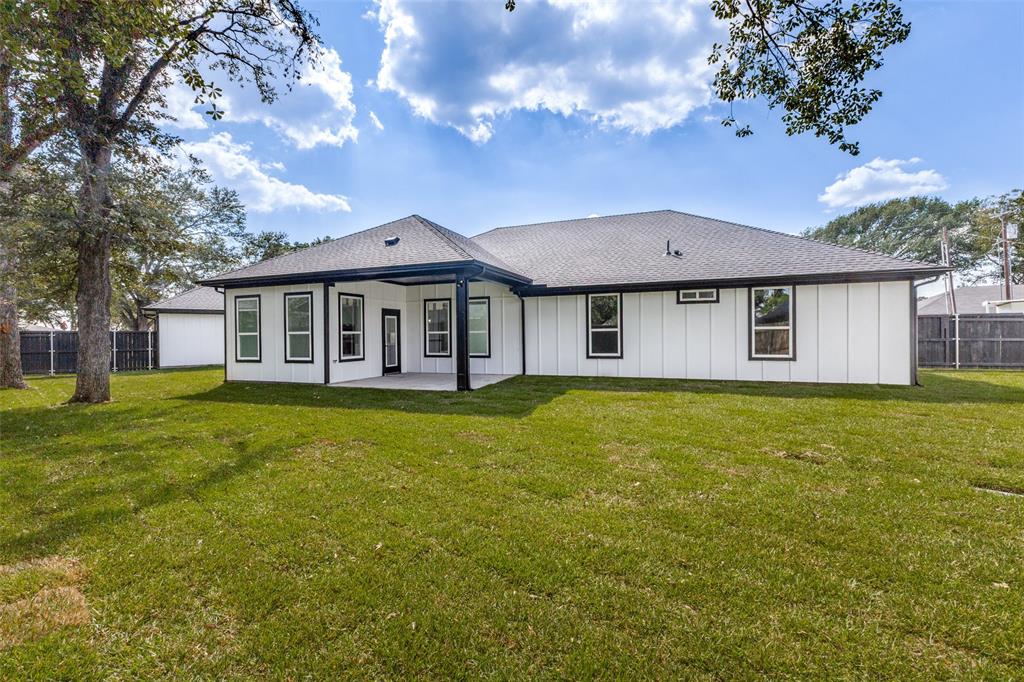18508 Hickory Circle Kemp, TX 75143 - Photo 5 of 27 a front view of a house with a garden