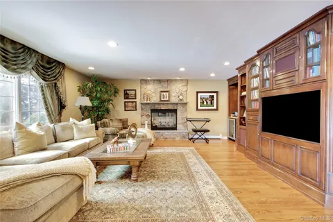 $3,288,000 | 9 Meadowbrook Lane, Old Westbury, NY 11568