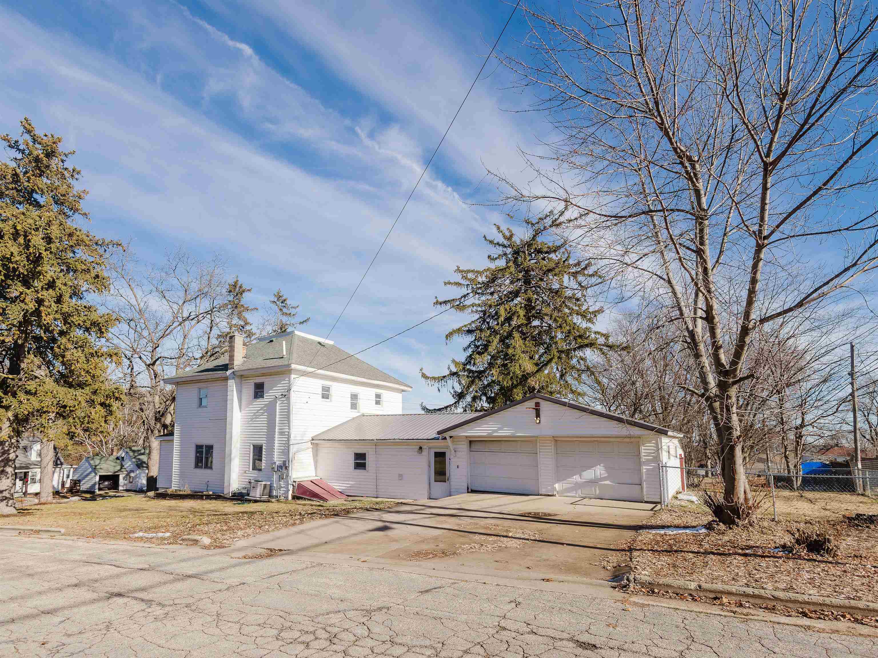 417 West Division Street Dodgeville, WI 53533 - Photo 2 of 44