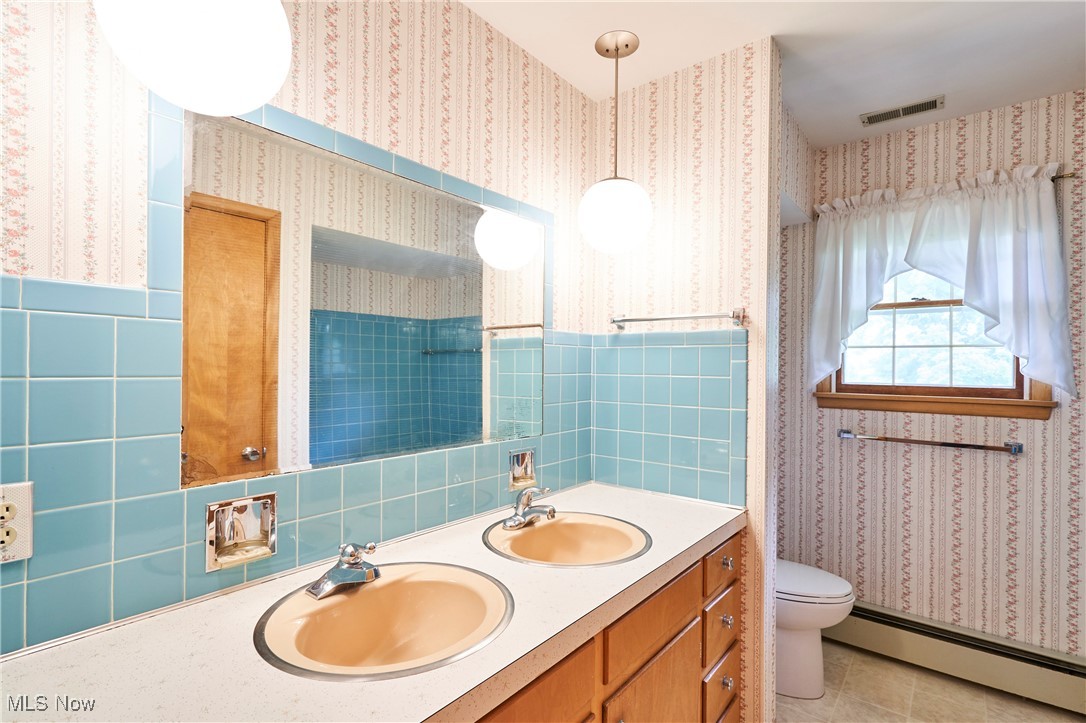 4307 Paxton Road Akron, OH 44321 - Photo 17 of 27 Full bath with double sinks