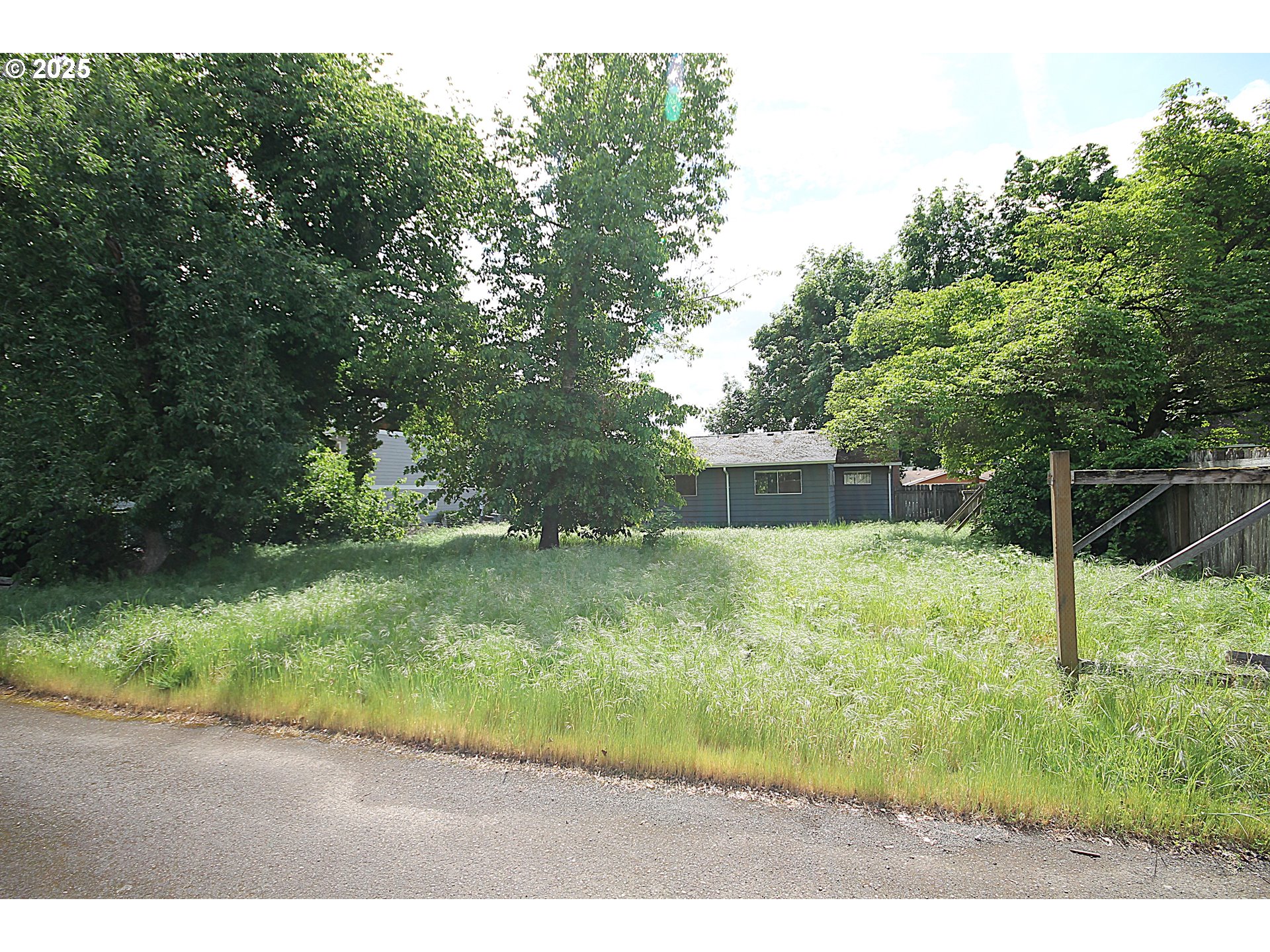 442 Northwest 4th Avenue Canby, OR 97013 - Photo 16 of 39 a backyard of a house