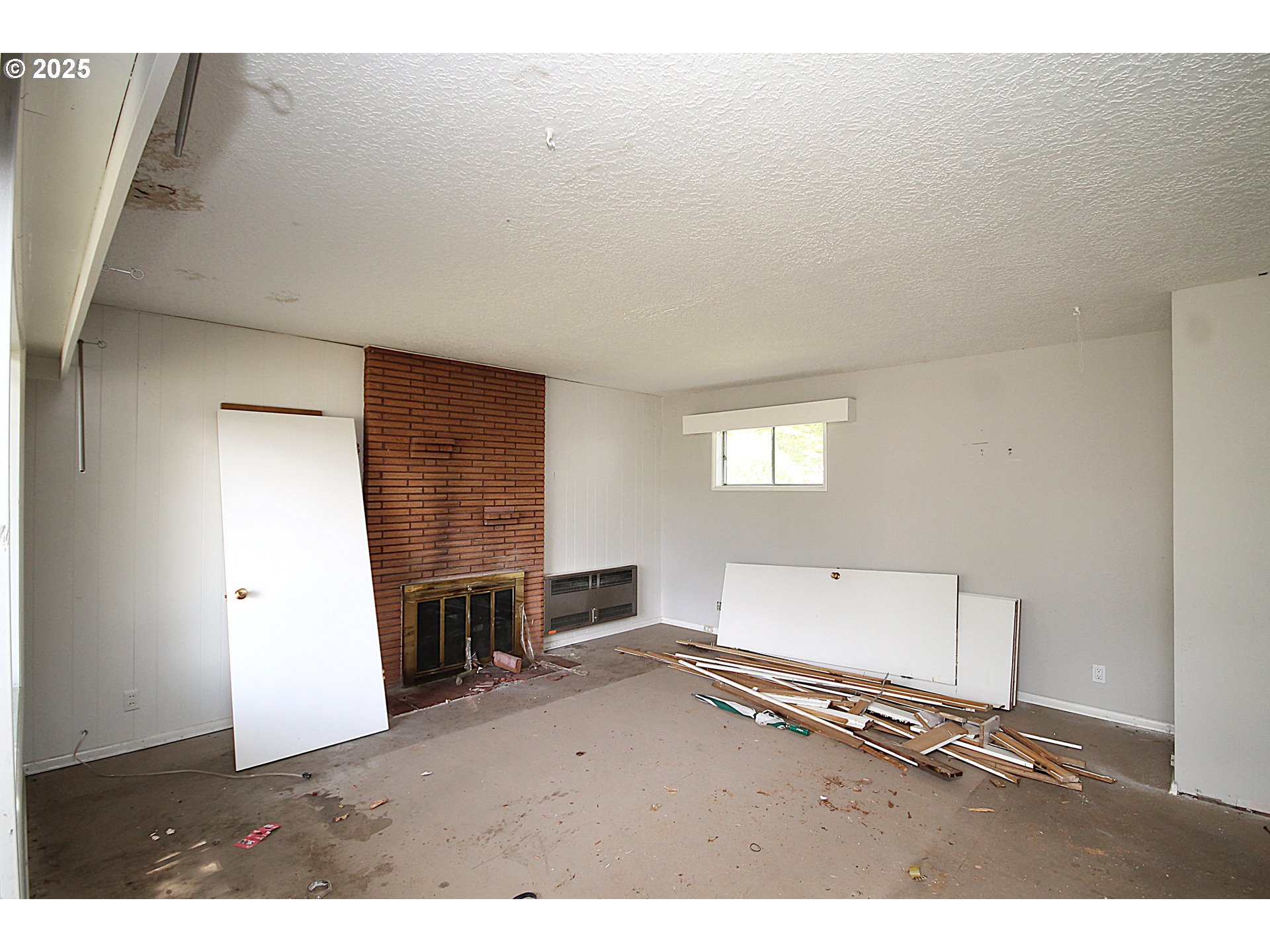 442 Northwest 4th Avenue Canby, OR 97013 - Photo 25 of 39 a living room with furniture and a window