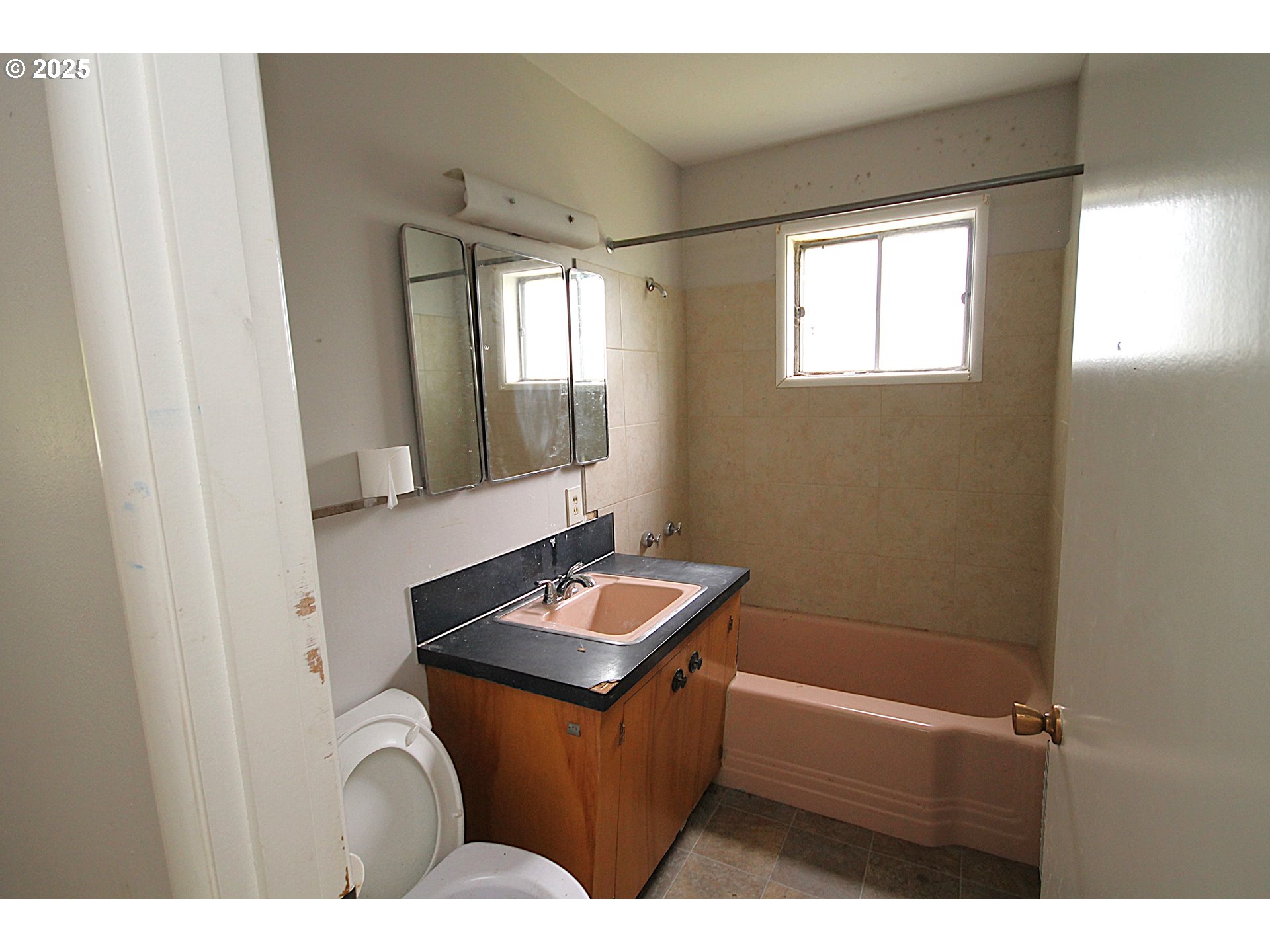 442 Northwest 4th Avenue Canby, OR 97013 - Photo 29 of 39 a bathroom with a sink toilet and mirror
