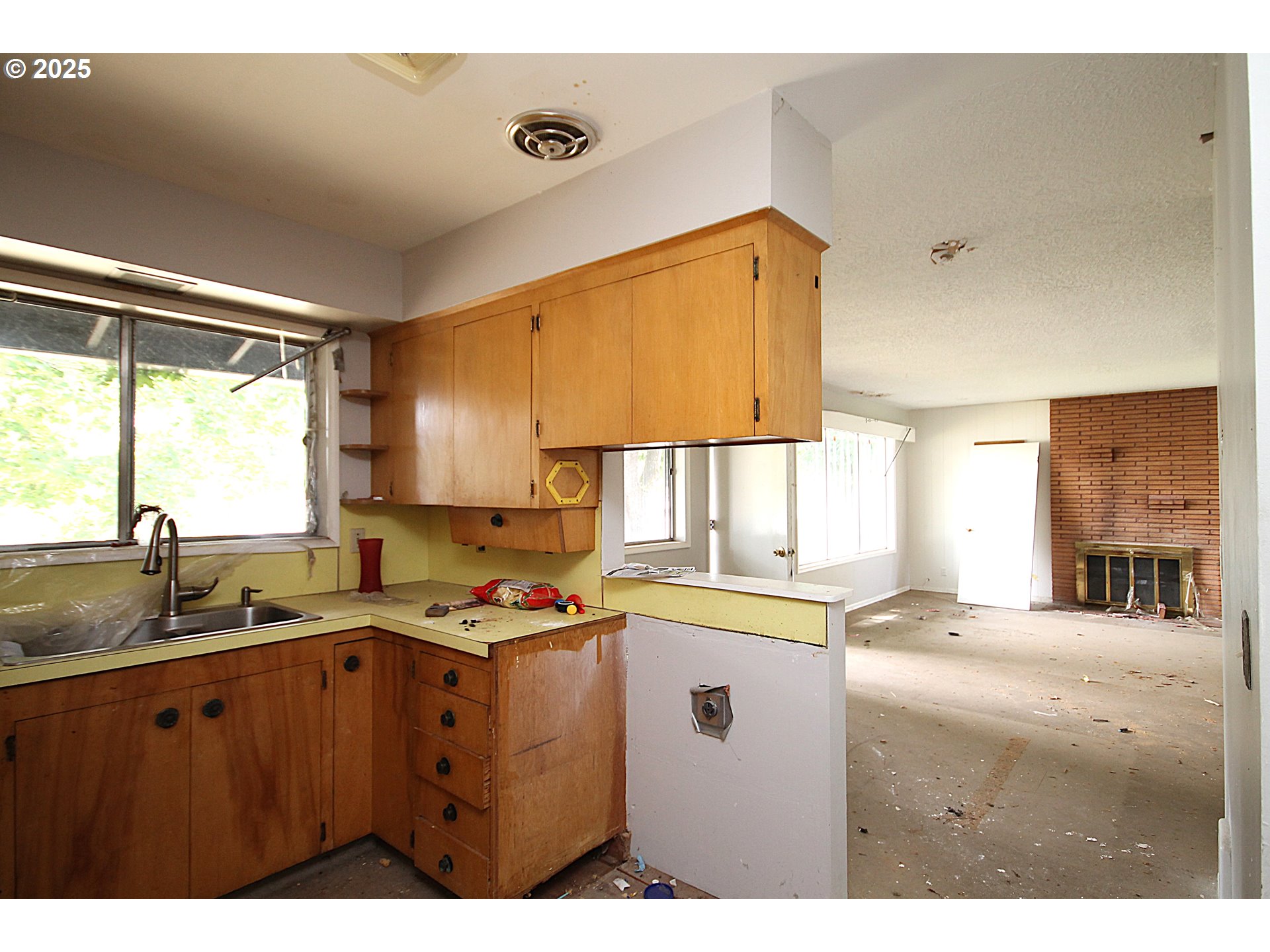 442 Northwest 4th Avenue Canby, OR 97013 - Photo 34 of 39 a kitchen with a sink a stove and a window