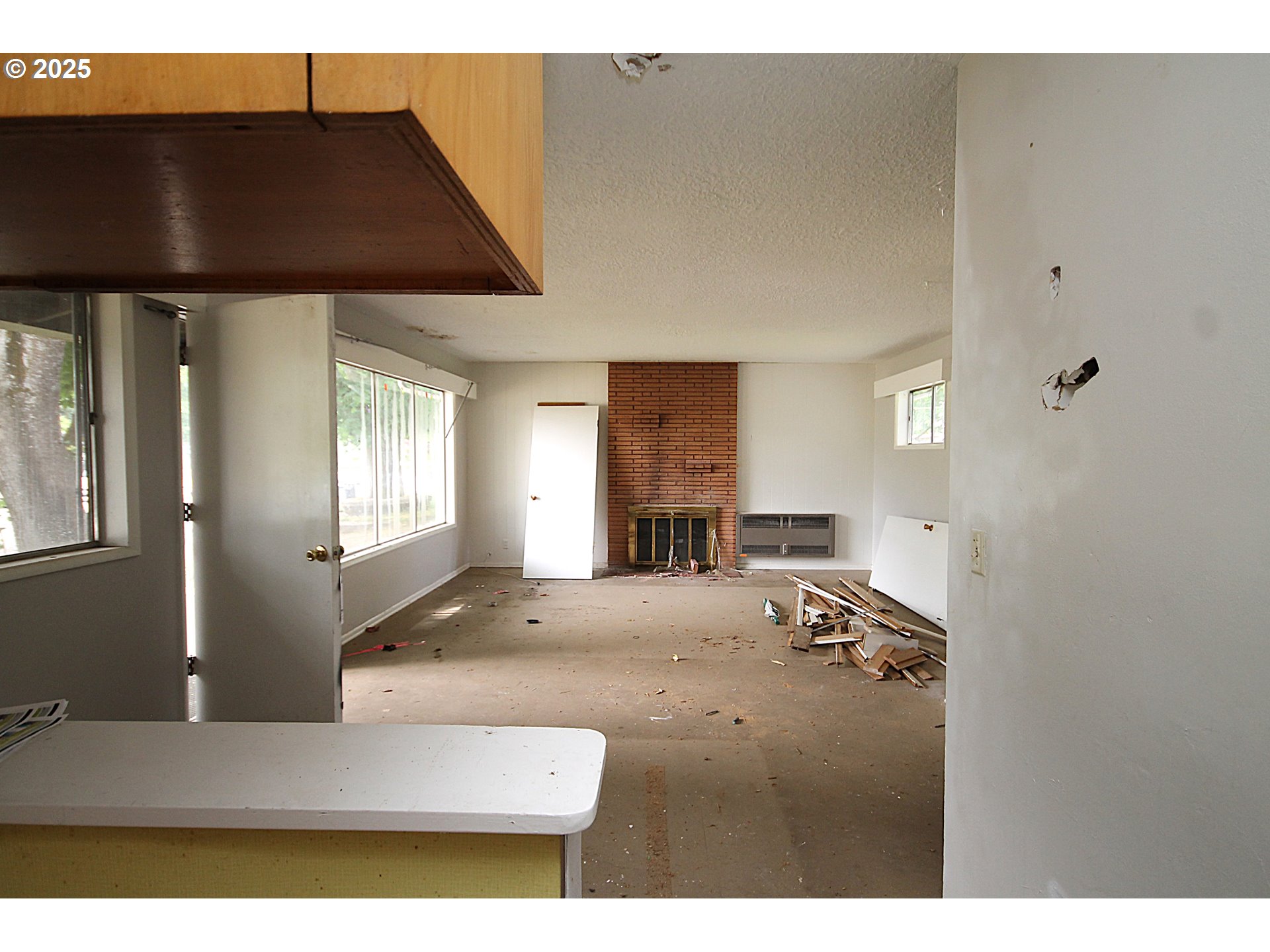 442 Northwest 4th Avenue Canby, OR 97013 - Photo 37 of 39 a view of a livingroom with furniture and window