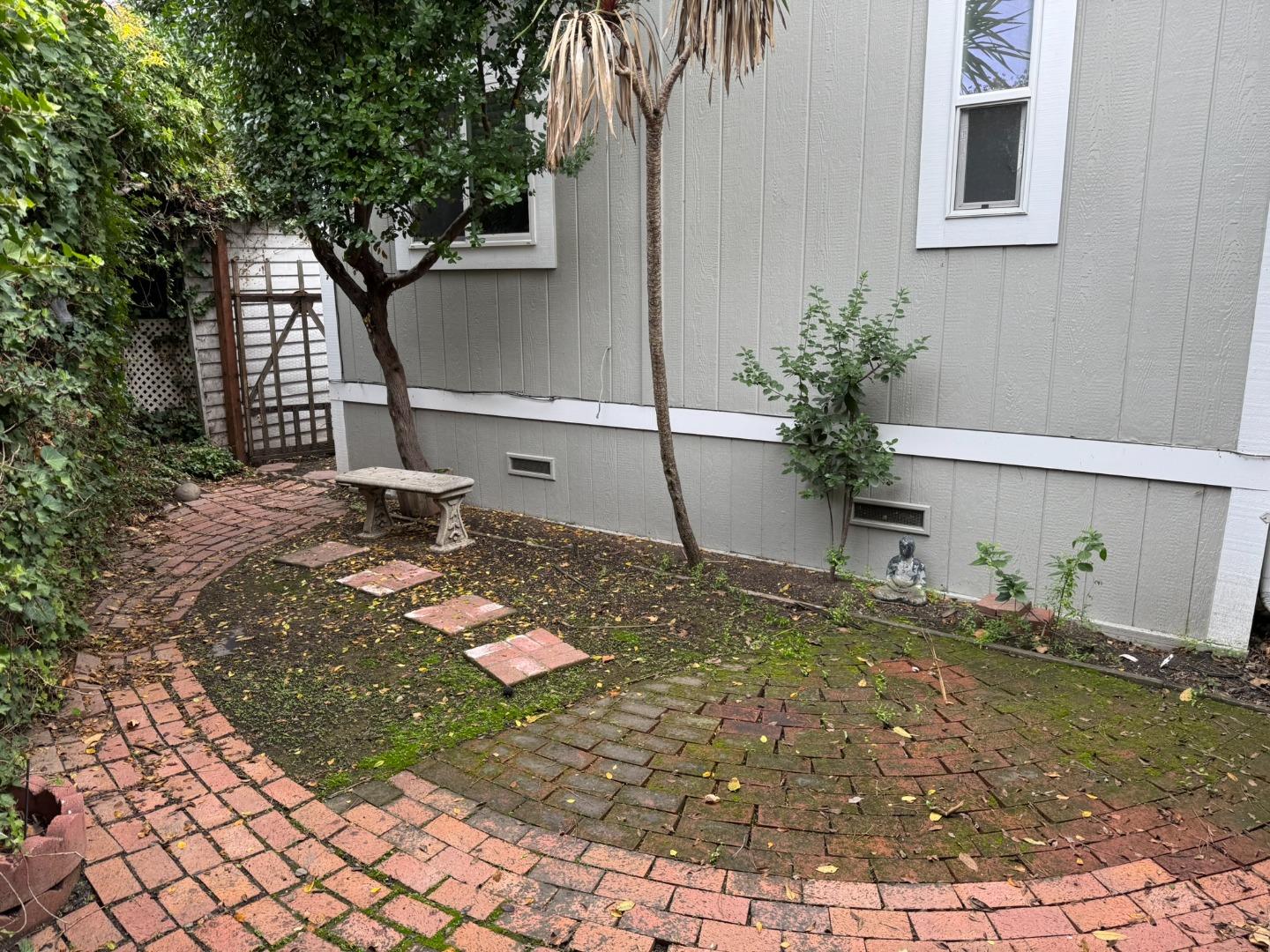440 Moffett Boulevard, Unit 8 Mountain View, CA 94043 - Photo 1 of 1 a backyard of a house