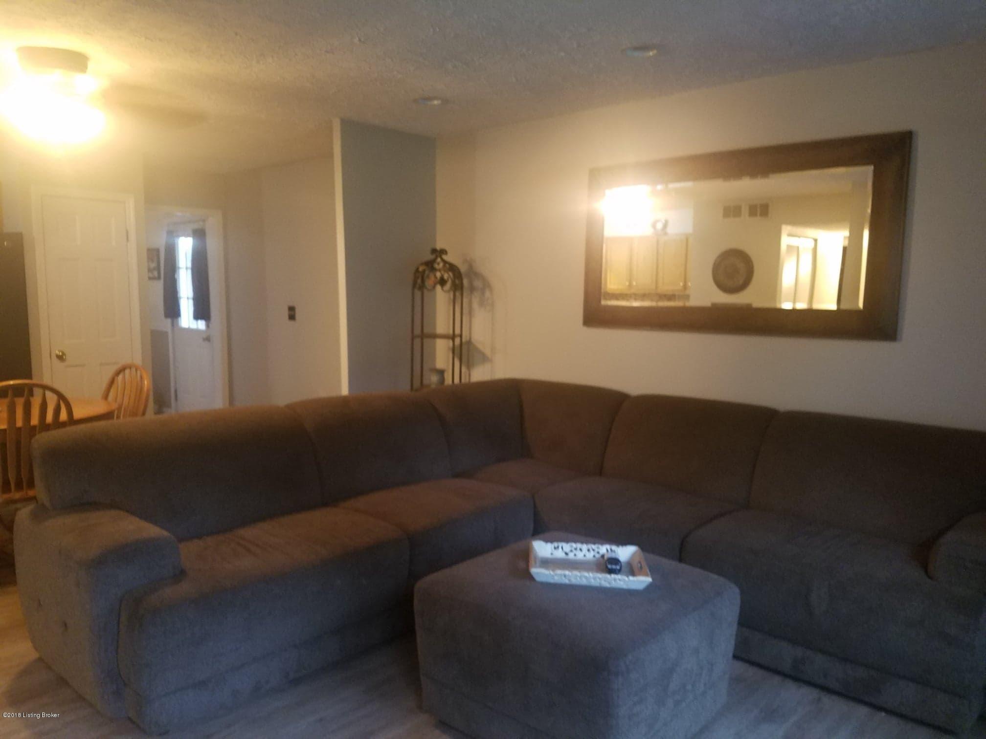 3902 Bonavant Road Louisville, KY 40219 - Photo 5 of 18 Living Room