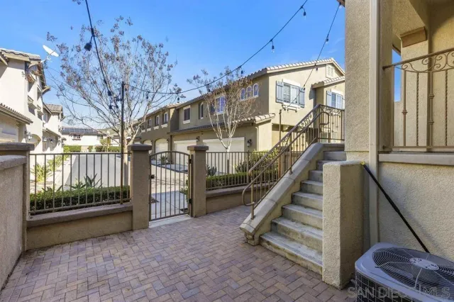 a view of entryway with a yard