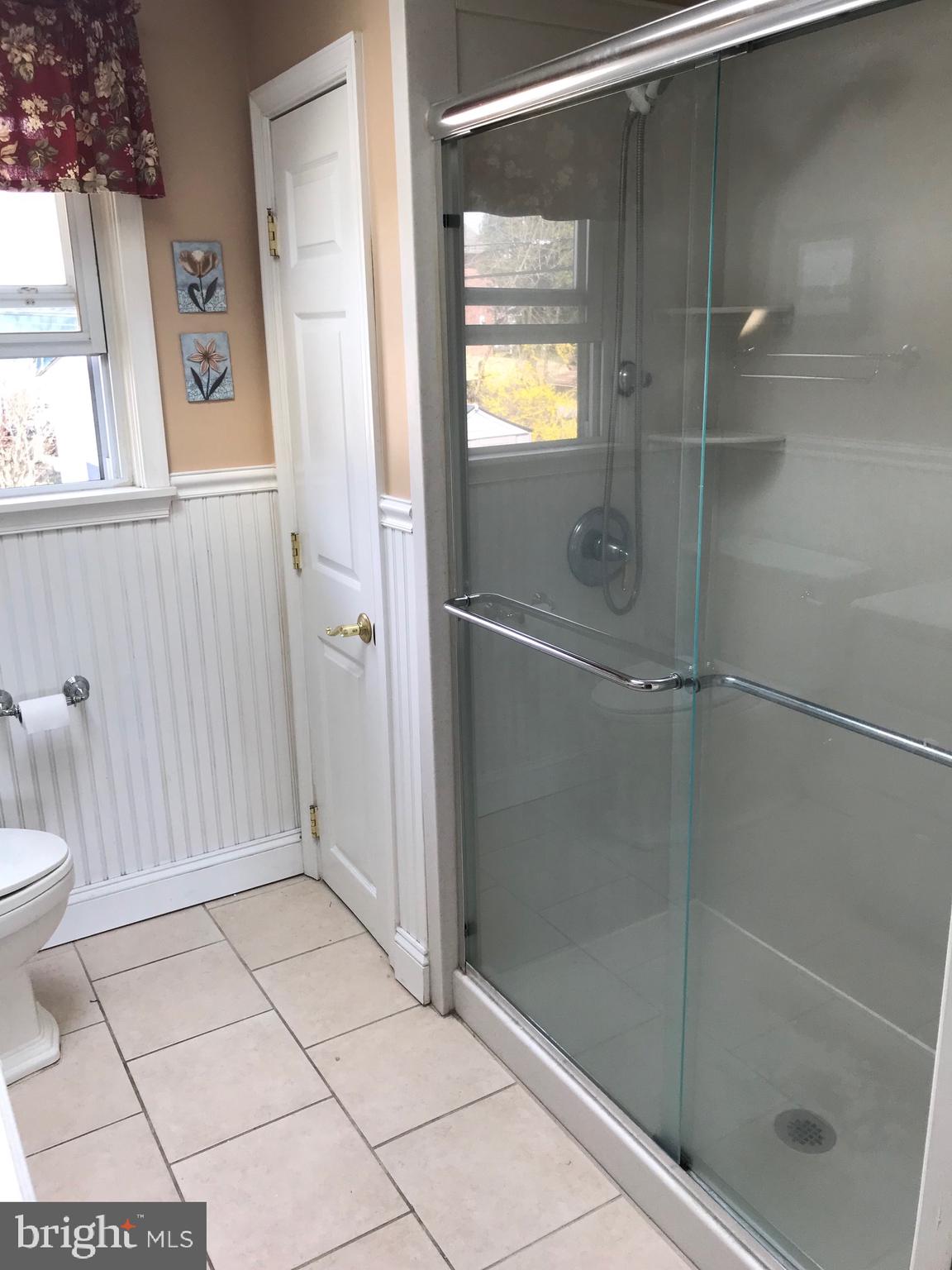 635 Vernon Road Springfield, PA 19064 - Photo 22 of 36 Main Bathroom