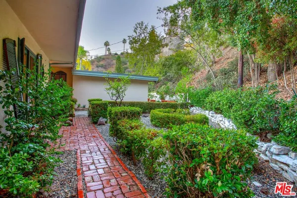 a view of a pathway in outside of the house