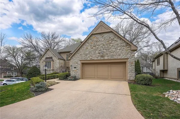 $690,000 | 4516 West 125th Street, Leawood, KS 66209