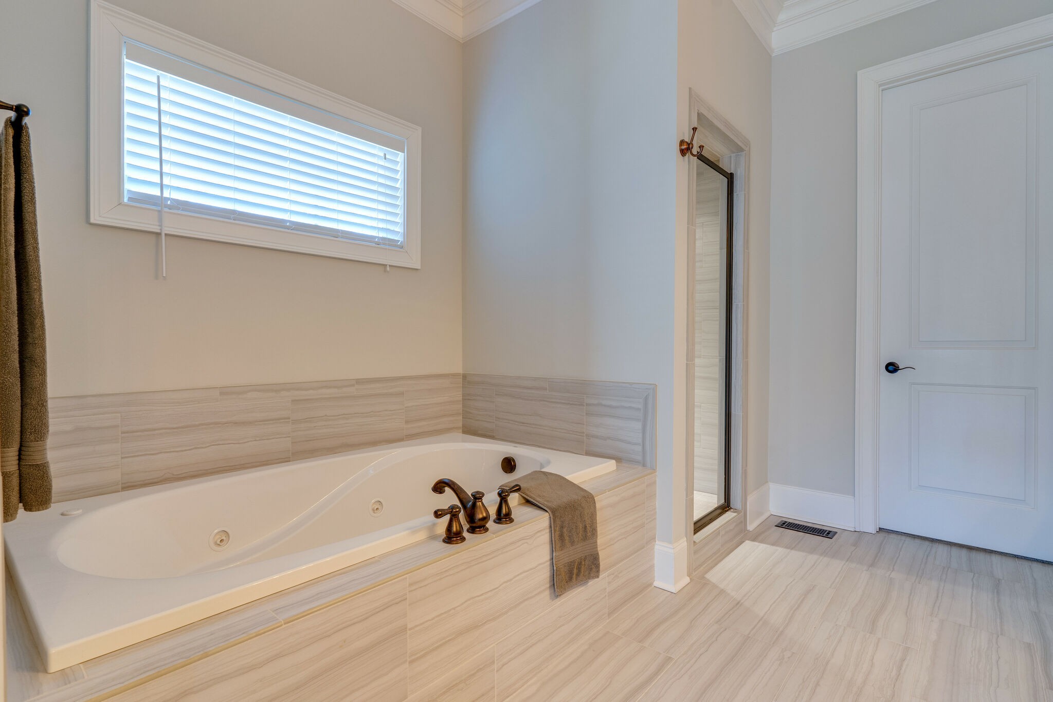 6400 Harding Pike Nashville, TN 37205 - Photo 28 of 38 a bathroom with a bathtub and a window
