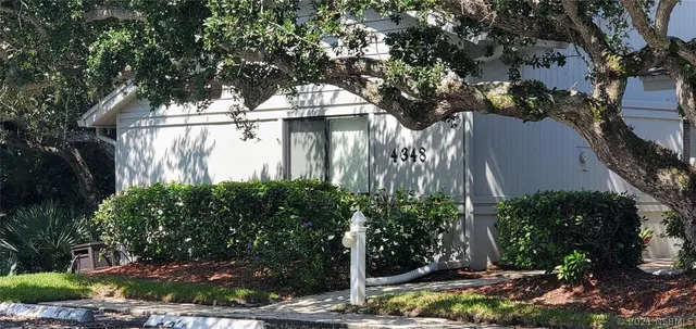 a view of a back yard of the house