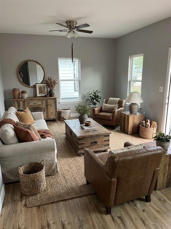 809 South Travis Avenue Denison, TX 75021 - Photo 2 of 13 a living room with furniture