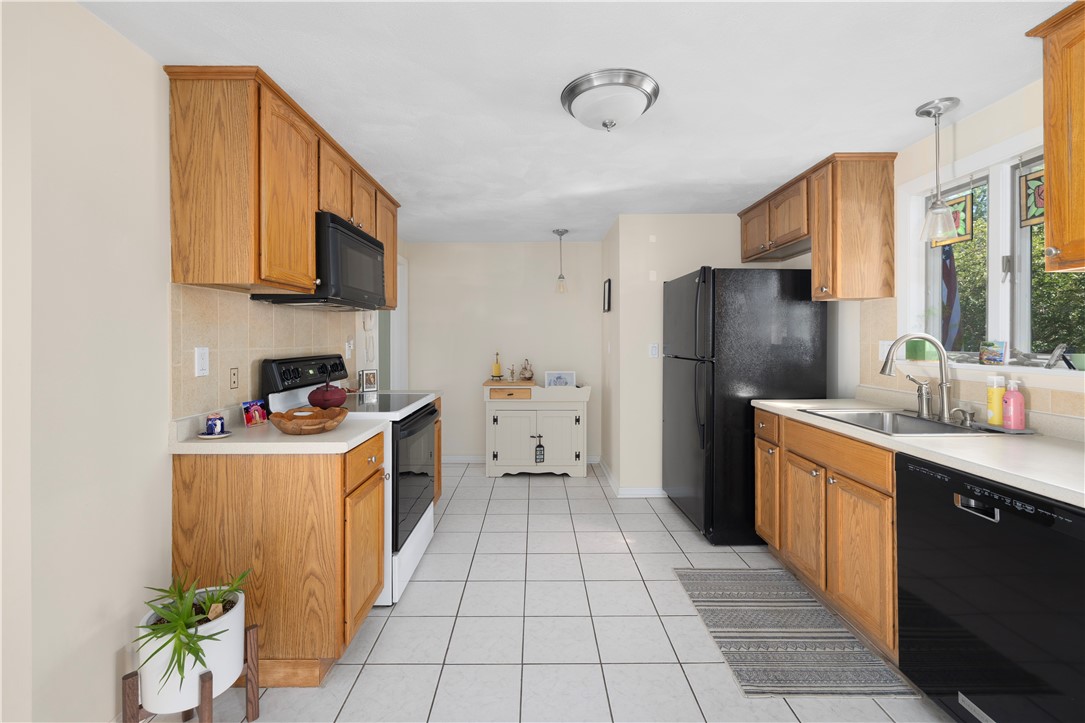 29 Juniper Drive Cranston, RI 02920 - Photo 5 of 38