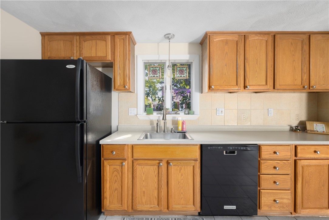 29 Juniper Drive Cranston, RI 02920 - Photo 8 of 38