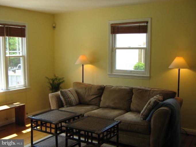 1010 St Albans Road Baltimore, MD 21239 - Photo 9 of 30 Living Room