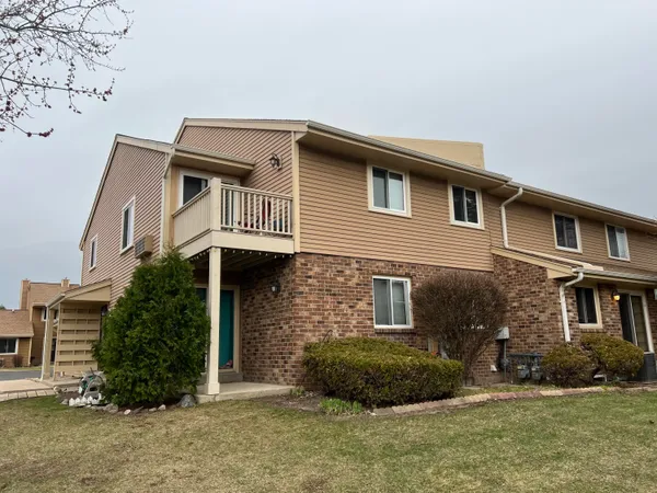$189,900 | 4615 South Woodland Drive, Greenfield, WI 53220