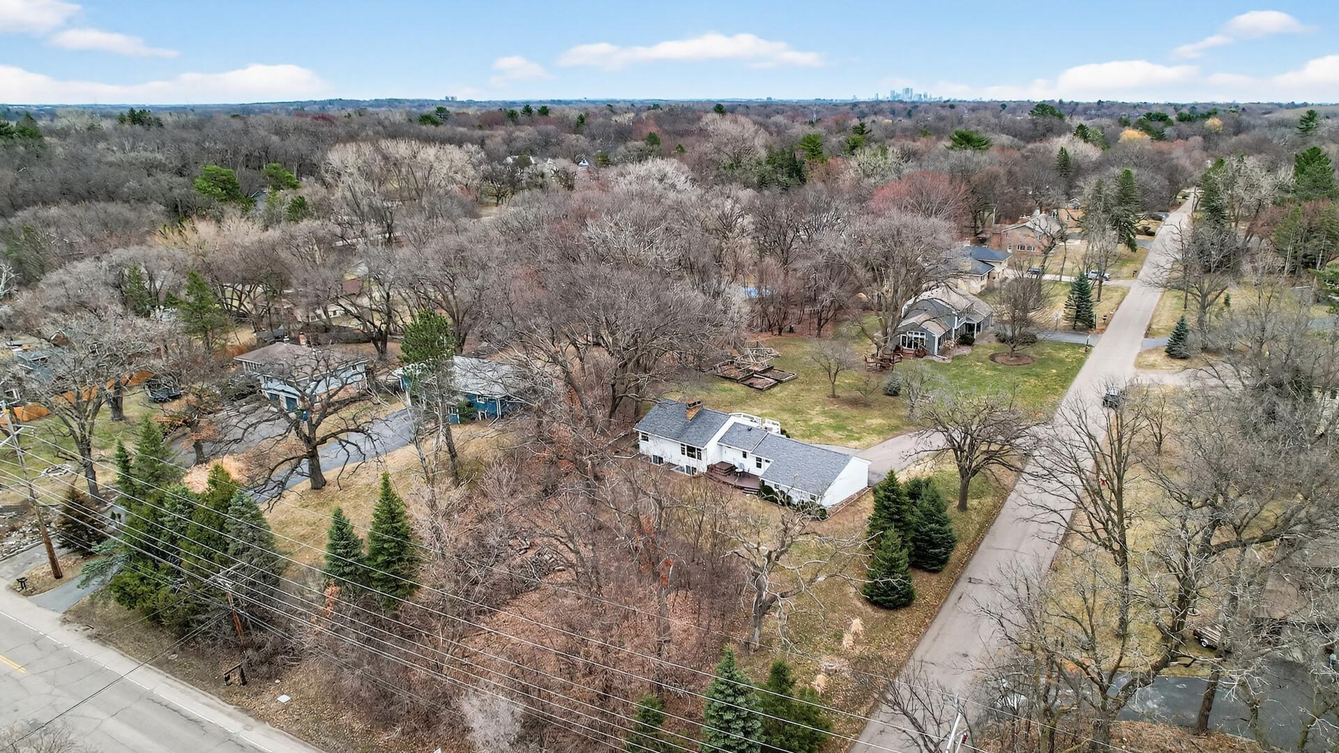 14712 Oakwood Road Minnetonka, MN 55345 - Photo 17 of 34
