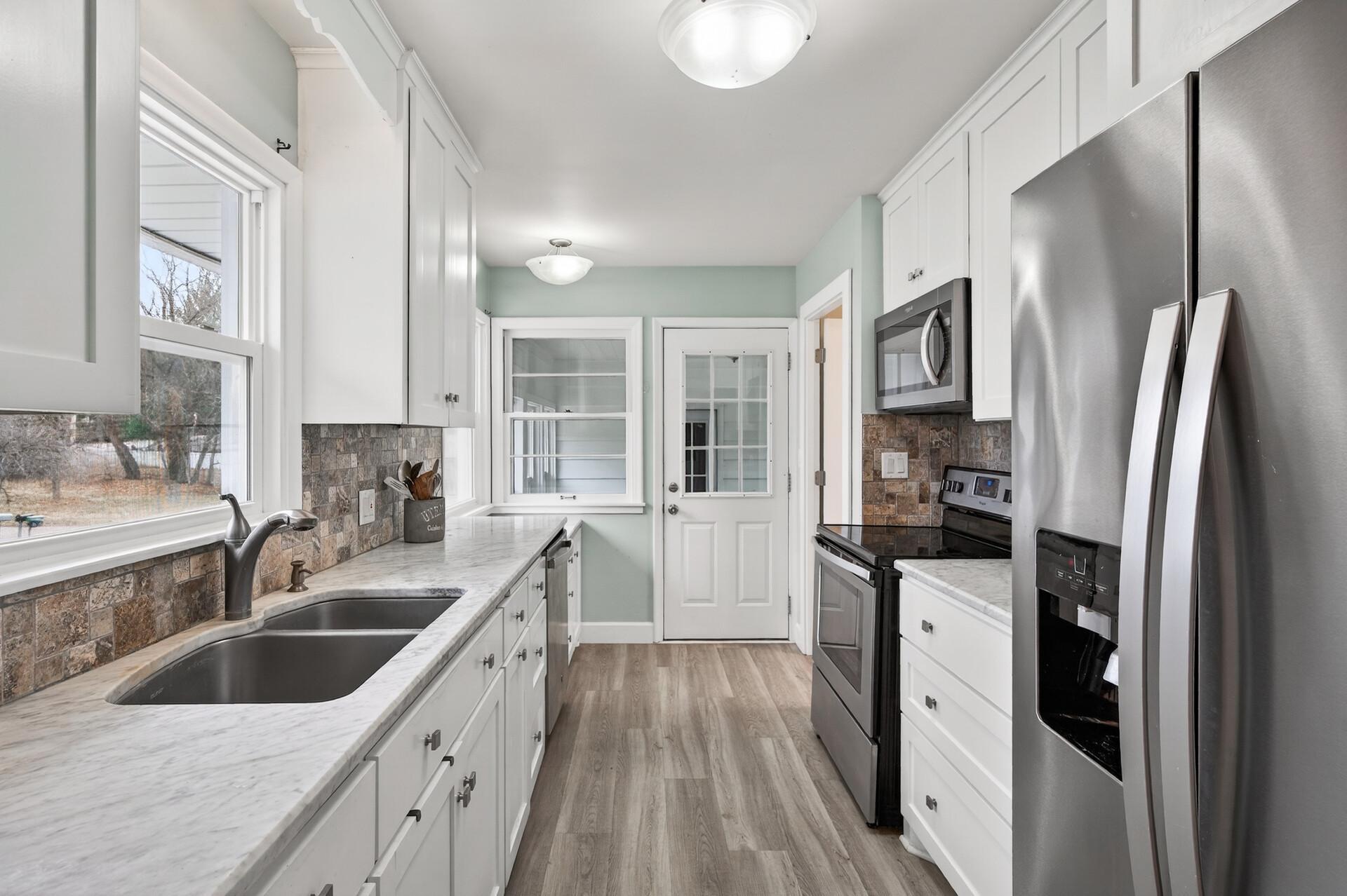 14712 Oakwood Road Minnetonka, MN 55345 - Photo 7 of 34