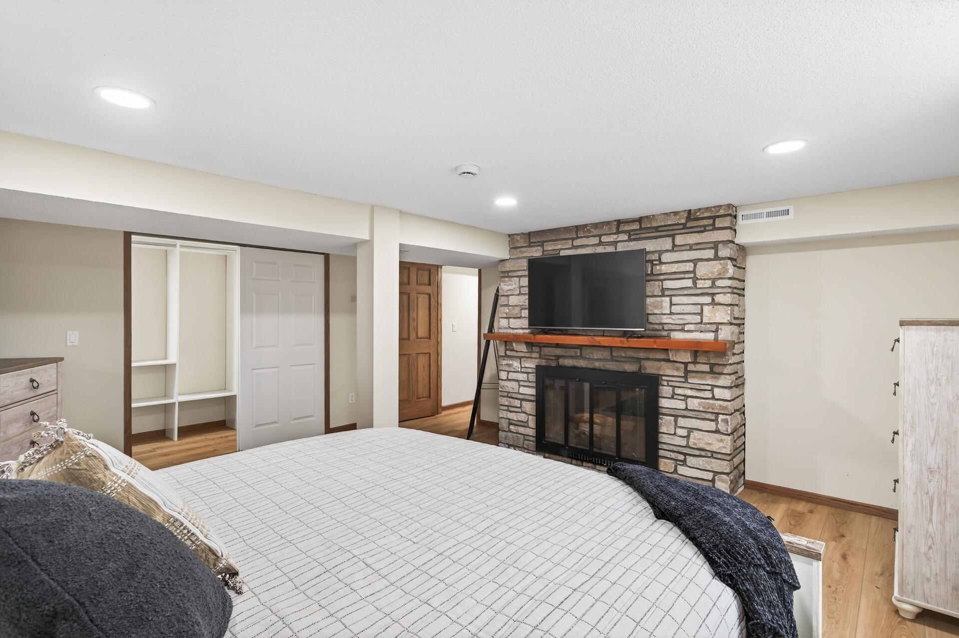 14712 Oakwood Road Minnetonka, MN 55345 - Photo 8 of 34