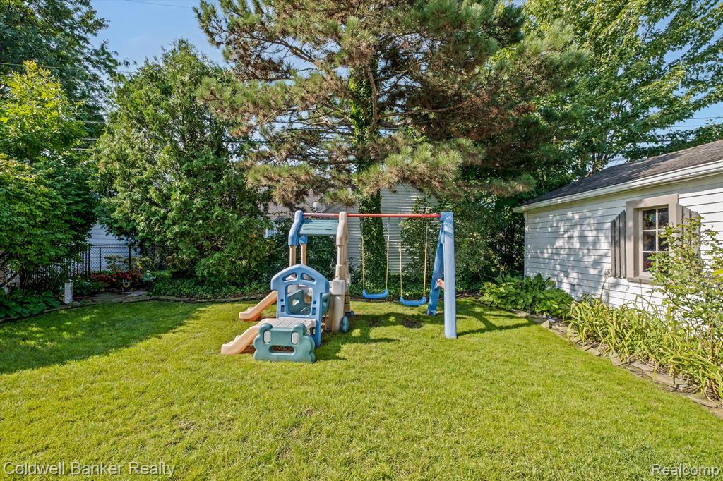 1585 Fairholme Road Grosse Pointe Woods, MI 48236 - Photo 27 of 28