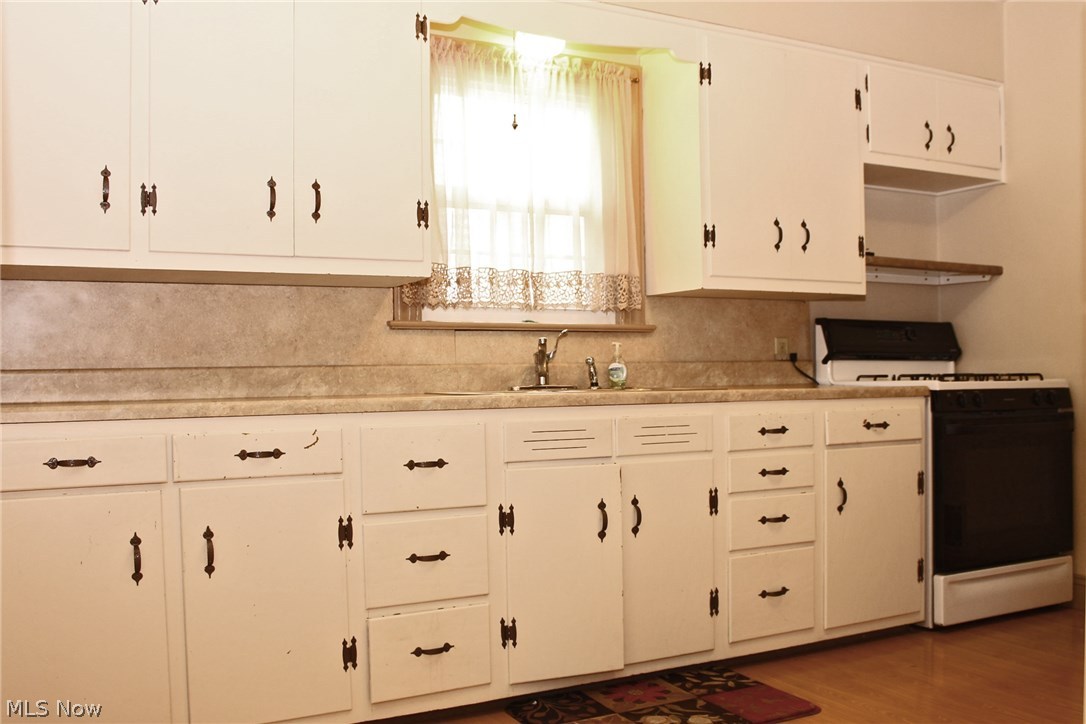 3636 Dover Road Youngstown, OH 44511 - Photo 12 of 32 Stove and refrigerator oare newer.