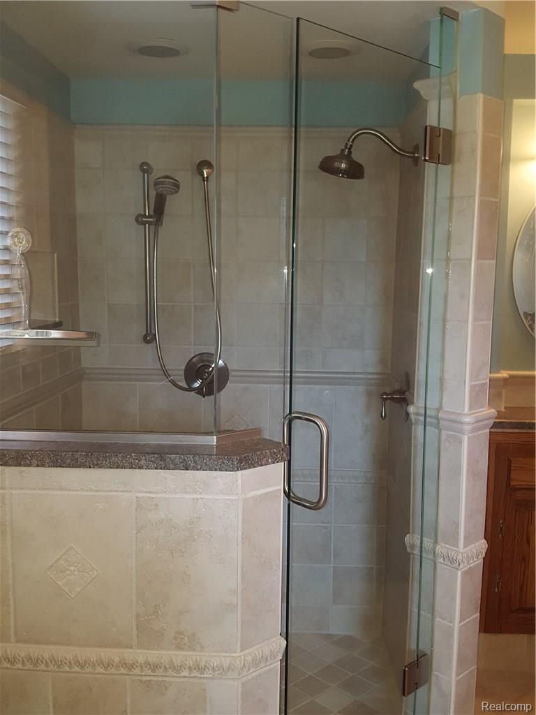 8705 Tindall Road Davisburg, MI 48350 - Photo 31 of 68 masterbath.jpg