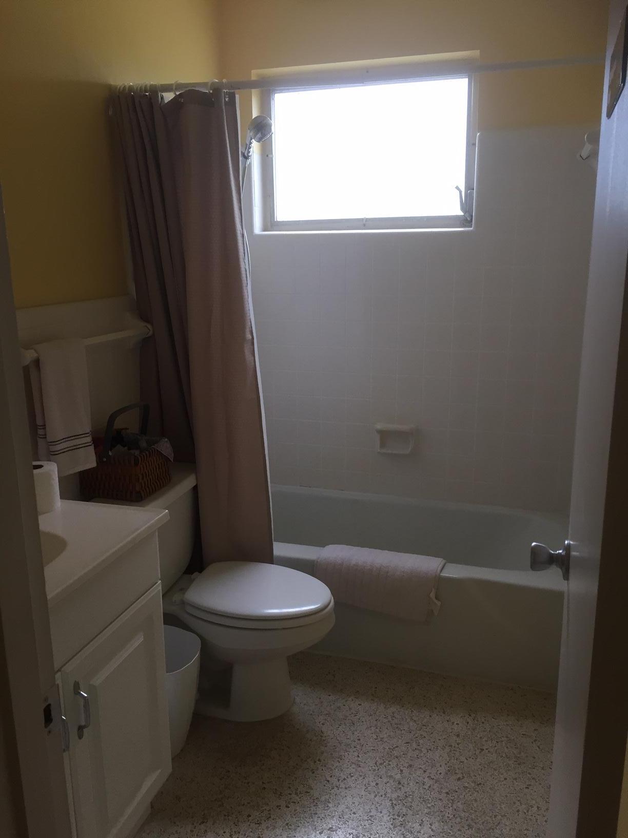 2141 B Road Loxahatchee, FL 33470 - Photo 9 of 21 Bath room