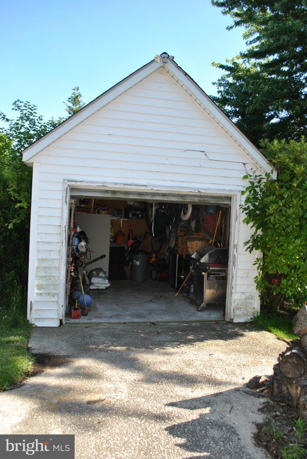 1 Car garage w/ electric