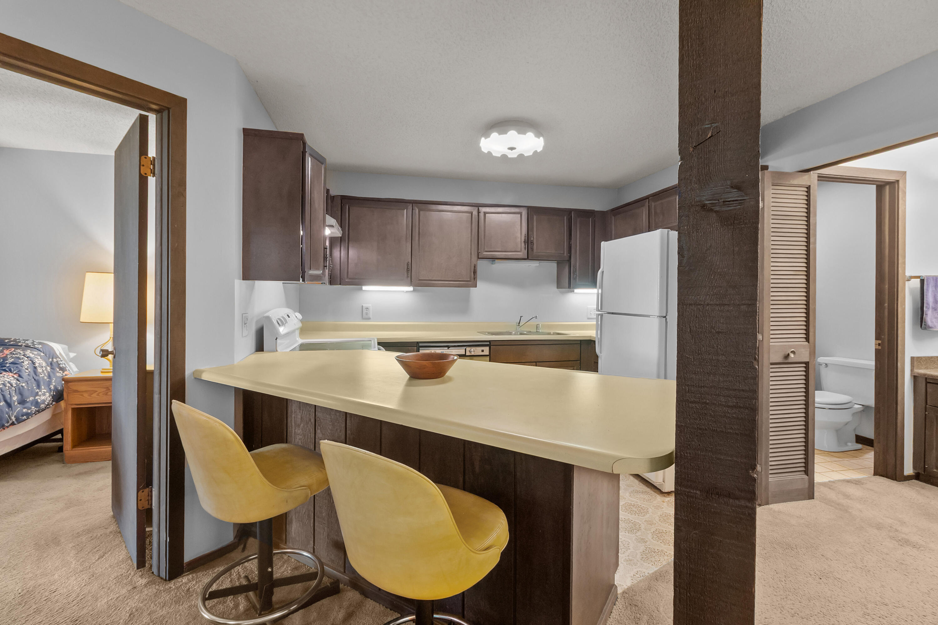 404 Deerpath West, Unit D Fontana, WI 53125 - Photo 7 of 28 Breakfast bar