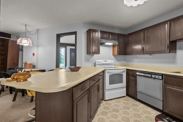 $389,000 | 404 Deerpath West, Unit D, Fontana, WI 53125