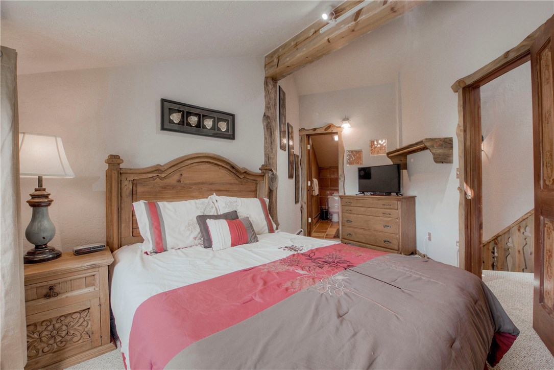 9460 Ryan Gulch Road, Unit 60 Silverthorne, CO 80498 - Photo 17 of 34 Upstairs guest bedroom