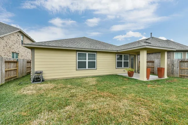 a view of a house with backyard