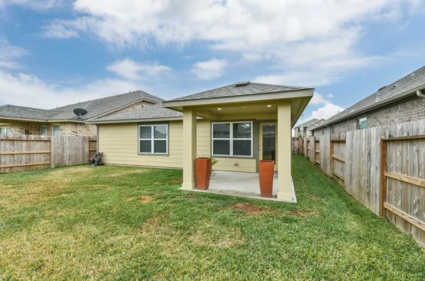 a view of a house with backyard and garden