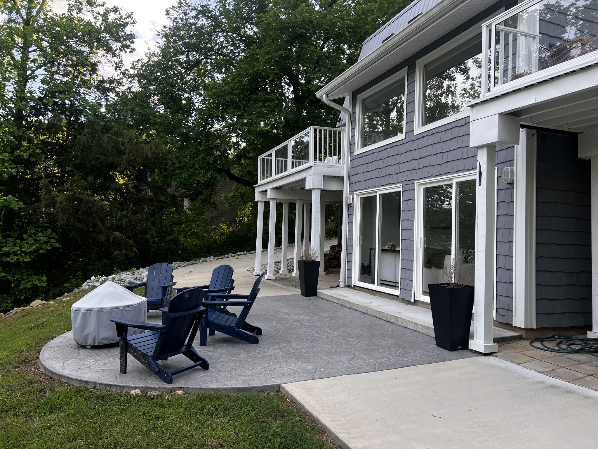 565 Lake Hill Road Manchester, TN 37355 - Photo 3 of 8 a view of a patio with table and chairs and a barbeque