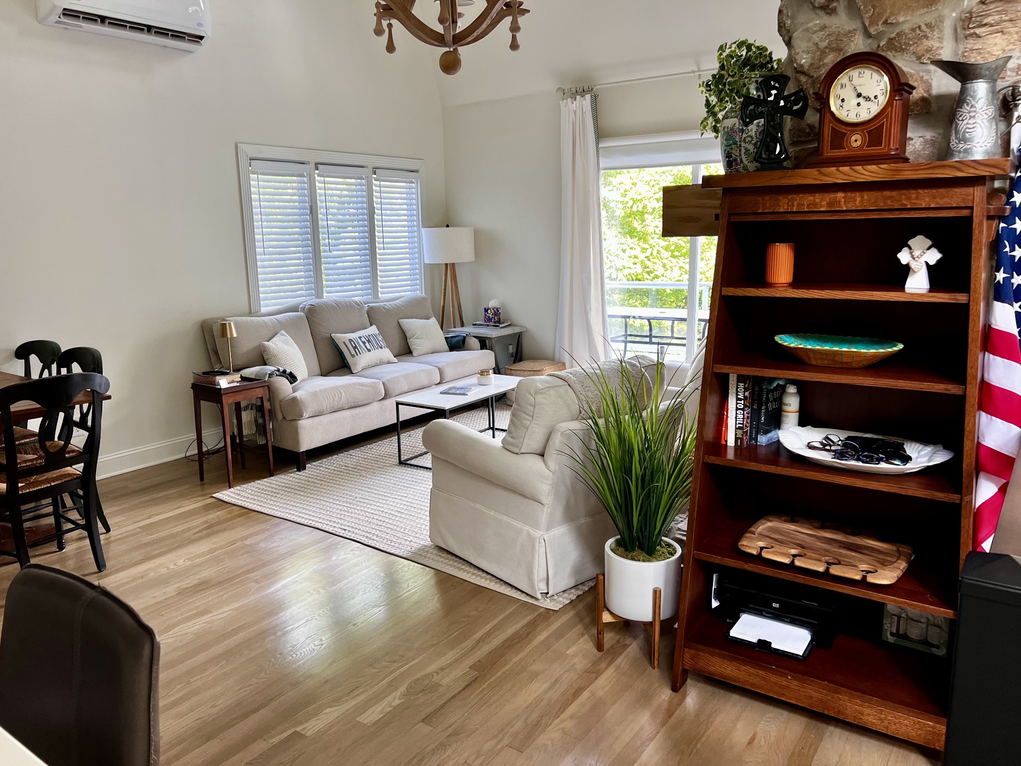 565 Lake Hill Road Manchester, TN 37355 - Photo 5 of 8 a living room with furniture and a potted plant