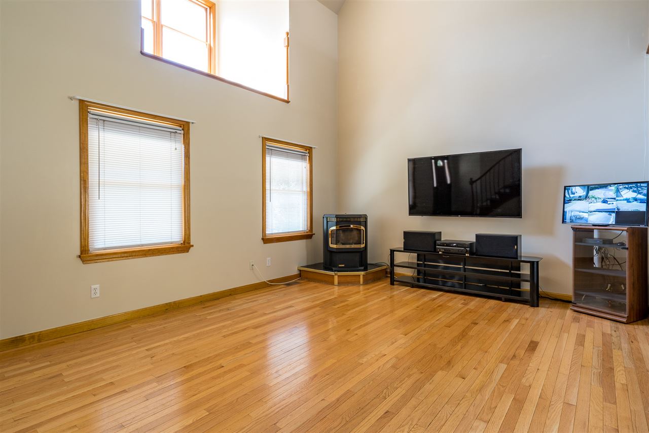 287 Hackett Hill Road Hooksett, NH 03106 - Photo 7 of 40